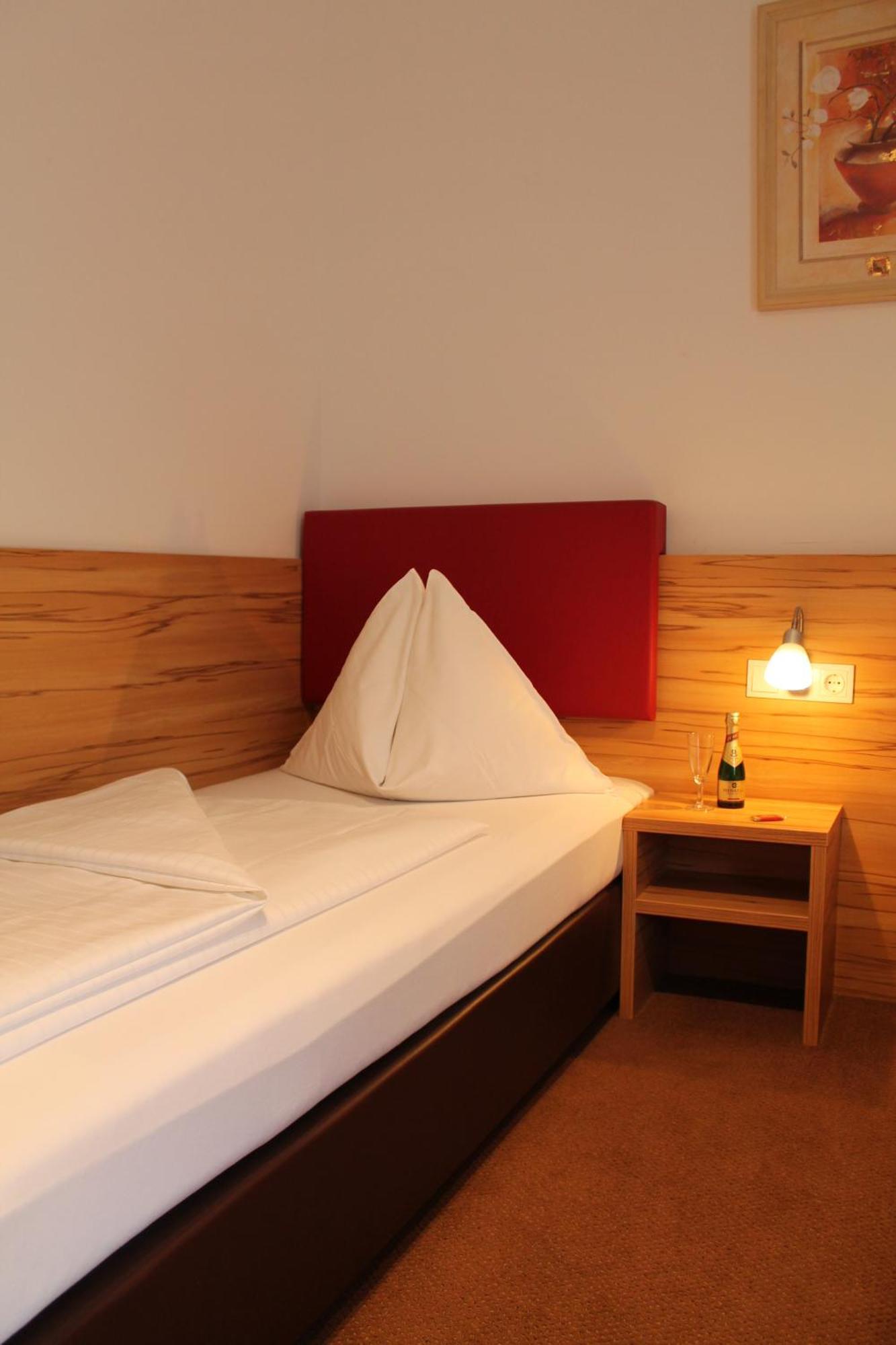 Hotel Restaurant Schwartz Neusiedl am Steinfelde Phòng bức ảnh