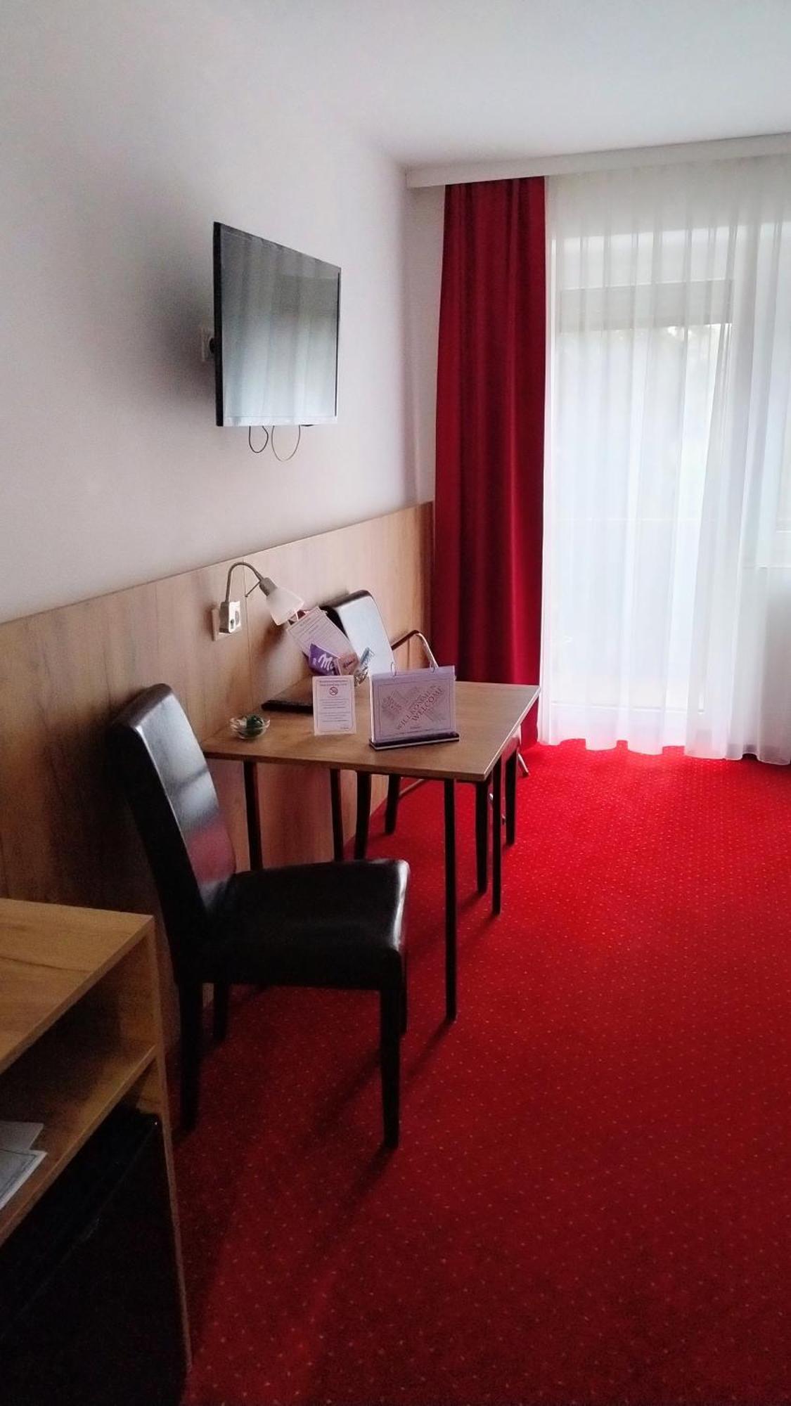 Hotel Restaurant Schwartz Neusiedl am Steinfelde Ngoại thất bức ảnh