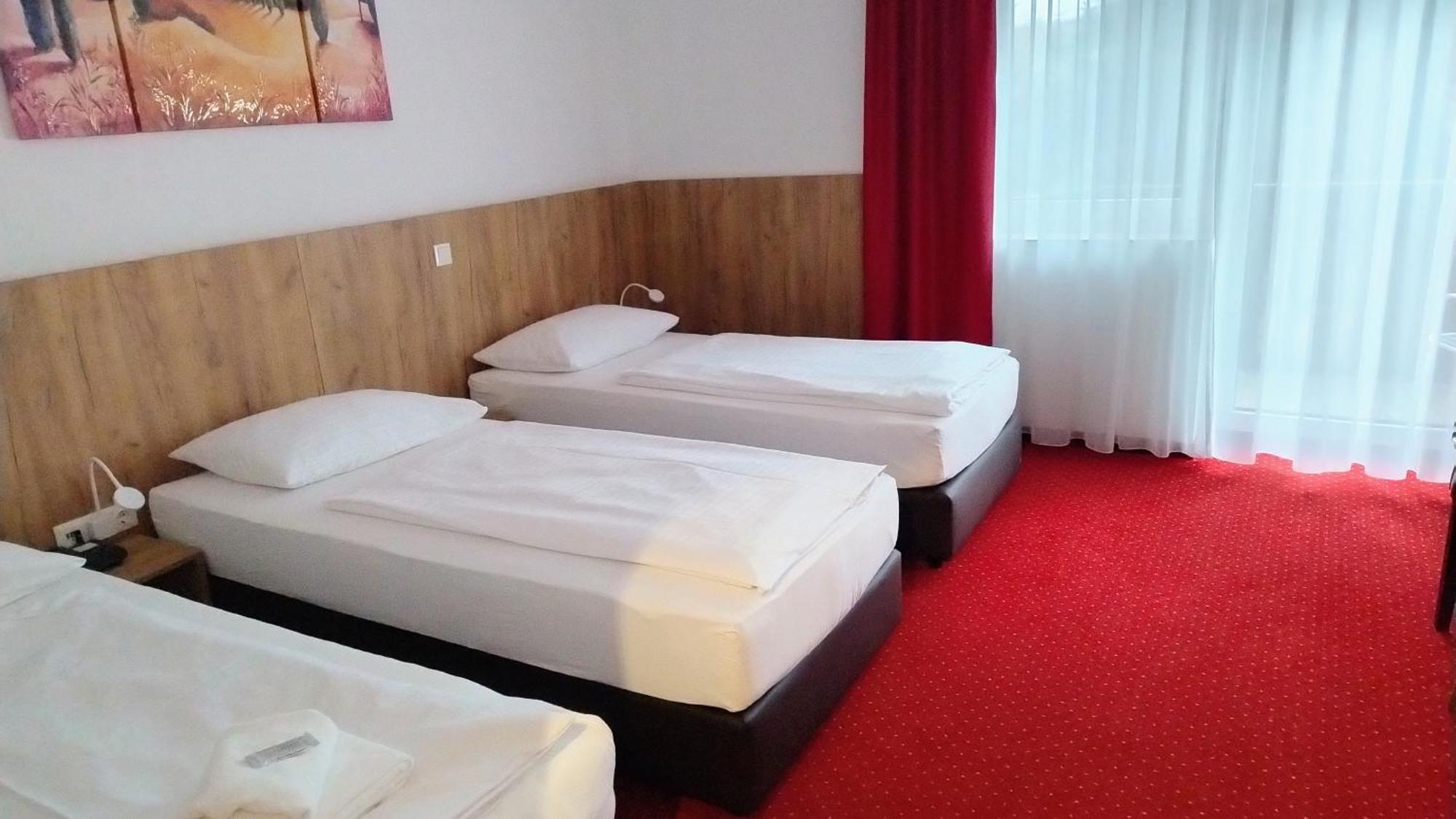 Hotel Restaurant Schwartz Neusiedl am Steinfelde Ngoại thất bức ảnh