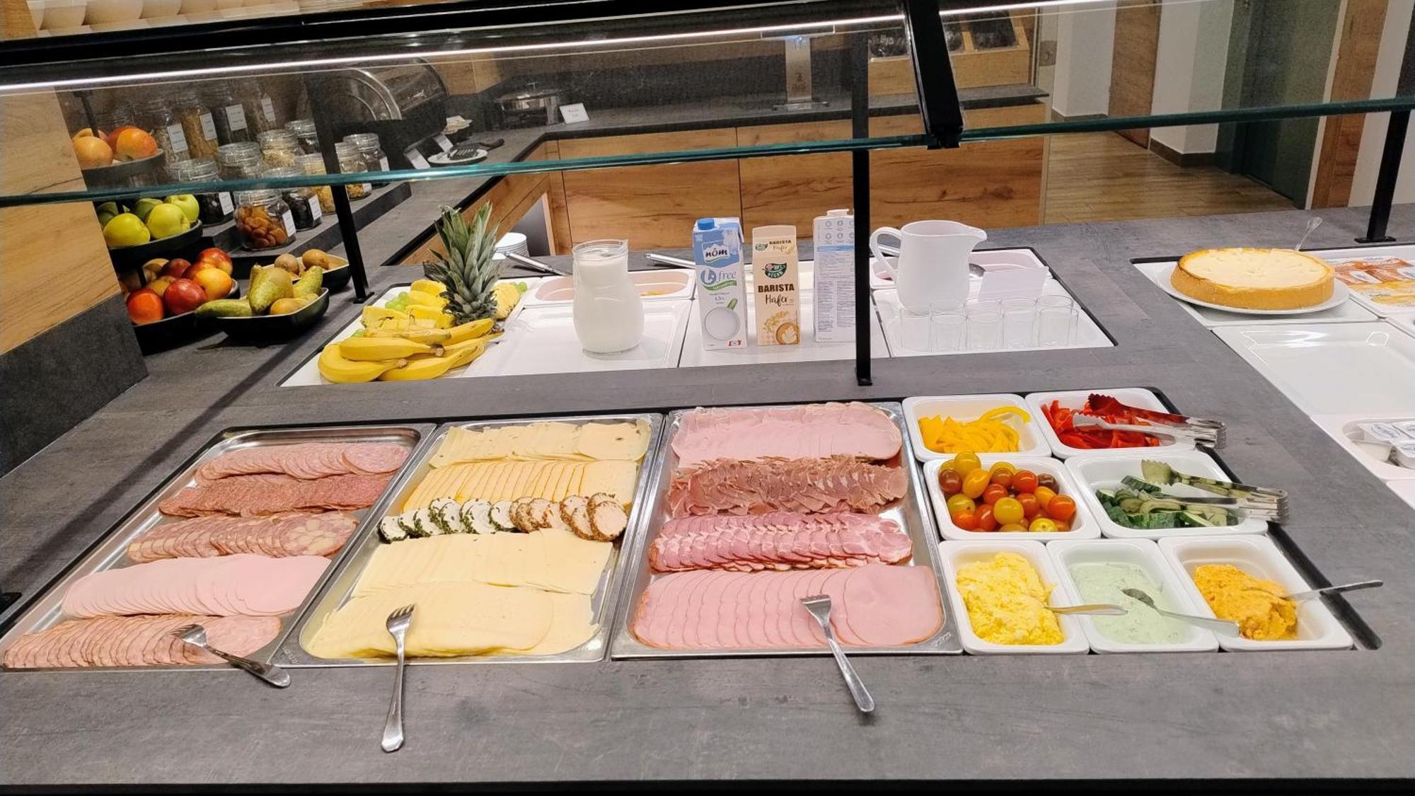 Hotel Restaurant Schwartz Neusiedl am Steinfelde Ngoại thất bức ảnh