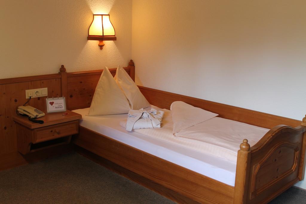 Hotel Restaurant Schwartz Neusiedl am Steinfelde Ngoại thất bức ảnh