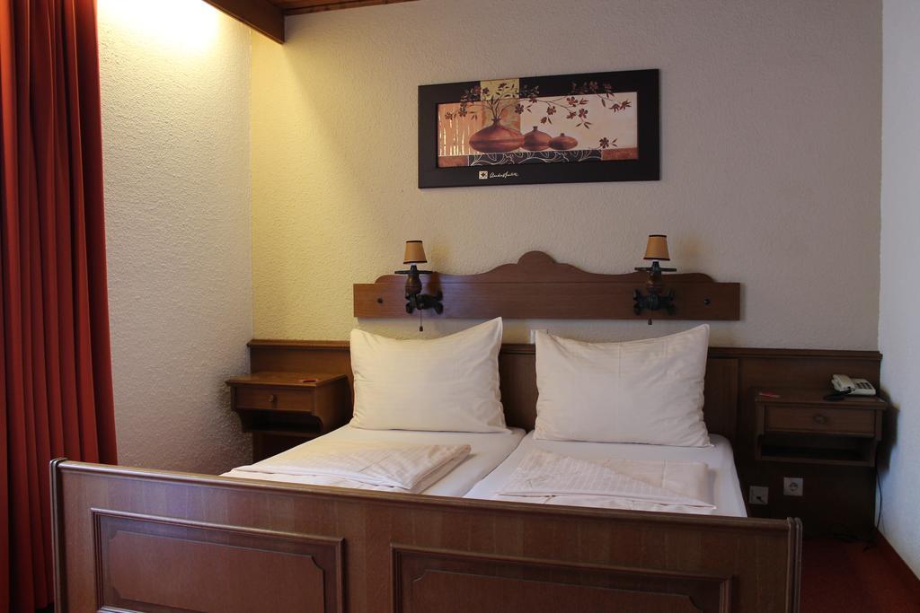 Hotel Restaurant Schwartz Neusiedl am Steinfelde Ngoại thất bức ảnh