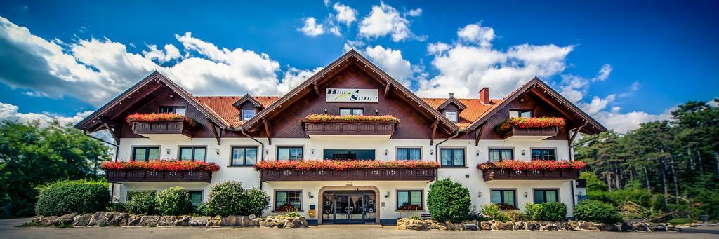 Hotel Restaurant Schwartz Neusiedl am Steinfelde Ngoại thất bức ảnh