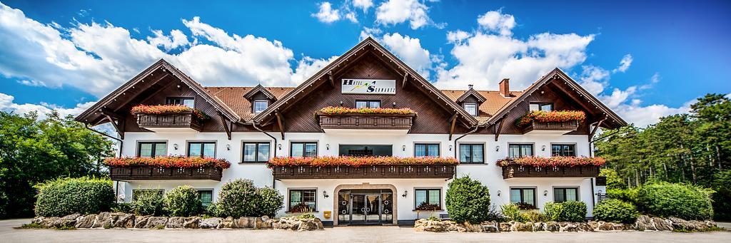 Hotel Restaurant Schwartz Neusiedl am Steinfelde Ngoại thất bức ảnh
