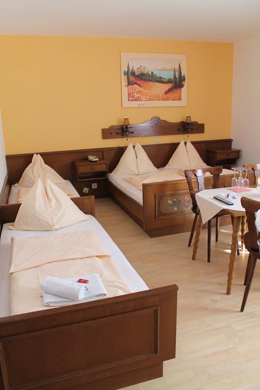Hotel Restaurant Schwartz Neusiedl am Steinfelde Ngoại thất bức ảnh