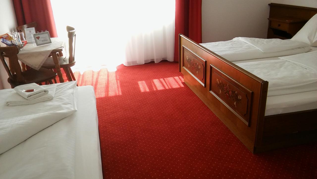 Hotel Restaurant Schwartz Neusiedl am Steinfelde Ngoại thất bức ảnh