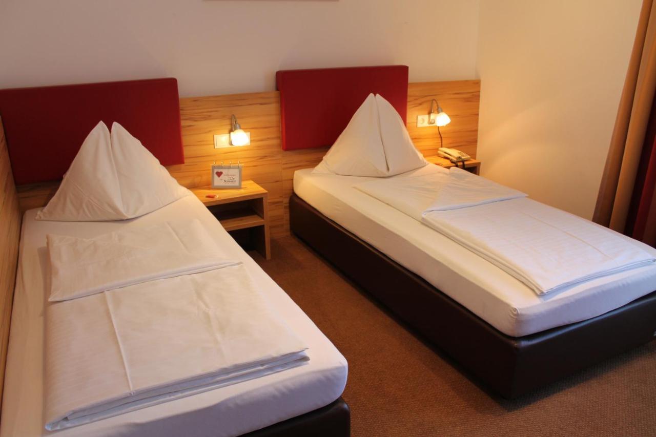 Hotel Restaurant Schwartz Neusiedl am Steinfelde Ngoại thất bức ảnh